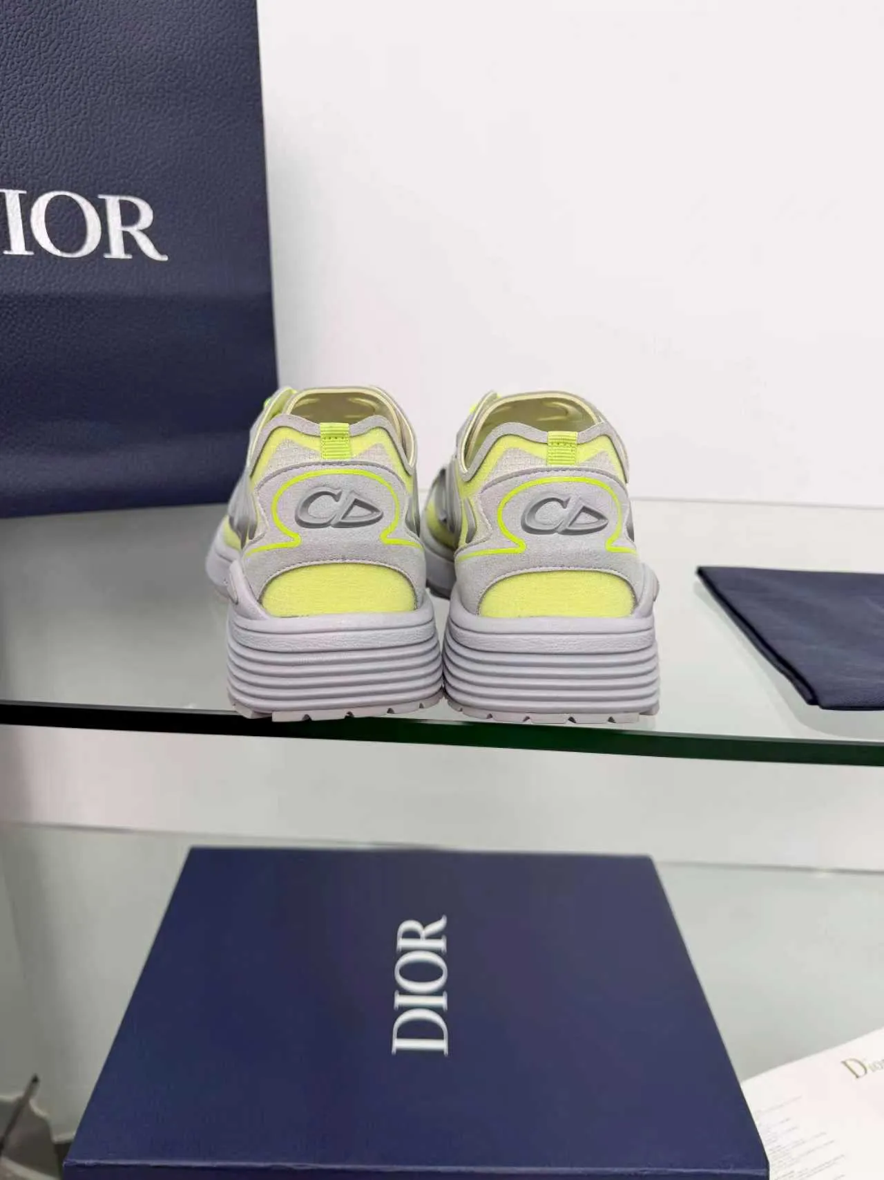 Men's men's shoes P560! DIOR#B30 COUNTDOWN TECH shoes 1. Inspired by lighter running shoes this season 2. Made of multi-layer transparent nylon upper, full of futuristic feel 3. CD30 rubber logo on the tongue/heel to highlight the brand style 4. Equipped with ultra-light foam midsole for the ultimate comfortable wearing experience 5. The entire series uses WELDED (seamless bonding) technology to ensure durability and lightness 6. Full-size dopamine color matching, perfect choice for couples shoes😜